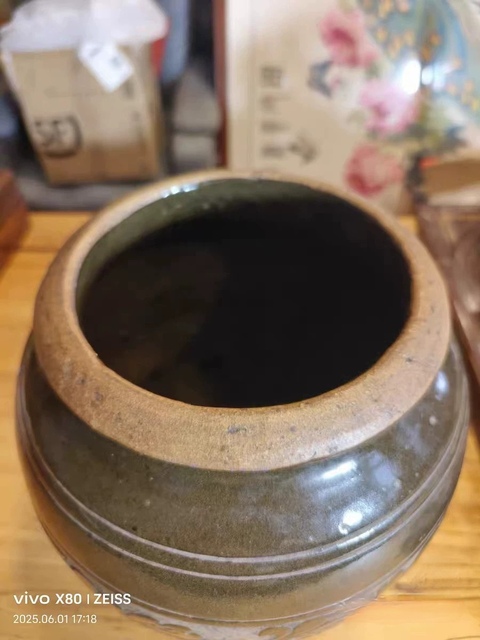 古玩陶瓷褐釉牡丹紋剔花罐真品鑒賞圖