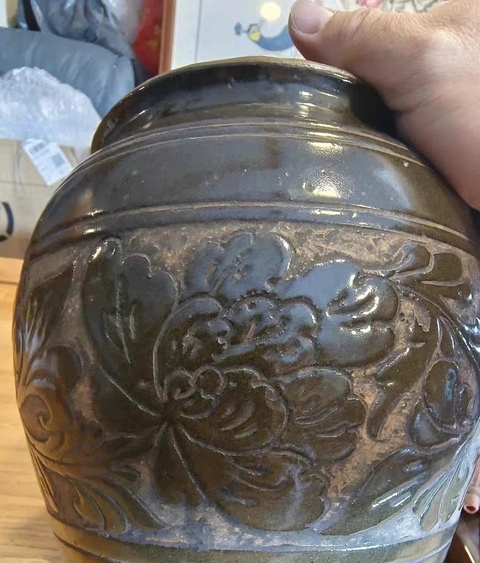 古玩陶瓷褐釉牡丹紋剔花罐真品鑒賞圖