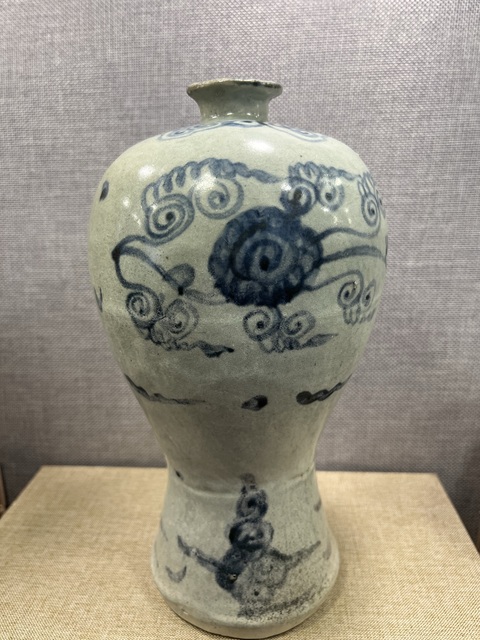 古玩陶瓷明代青花纏枝花卉紋梅瓶真品鑒賞圖