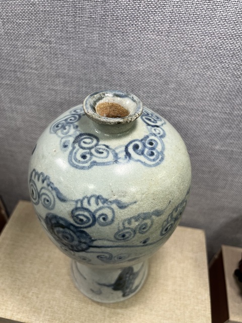 古玩陶瓷明代青花纏枝花卉紋梅瓶真品鑒賞圖