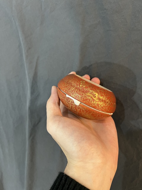古玩陶瓷珊瑚紅釉描金開光石紋釉蓋盒真品鑒賞圖