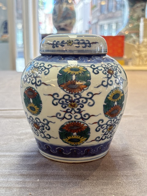 古玩陶瓷斗彩花卉紋蓋罐真品鑒賞圖