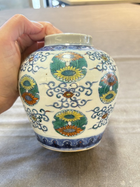 古玩陶瓷斗彩花卉紋蓋罐真品鑒賞圖