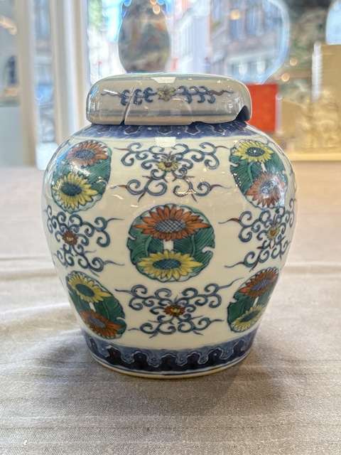 古玩陶瓷斗彩花卉紋蓋罐真品鑒賞圖