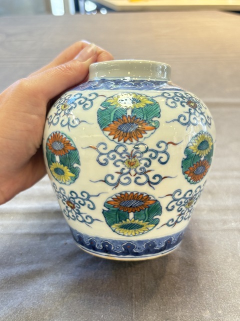 古玩陶瓷斗彩花卉紋蓋罐真品鑒賞圖