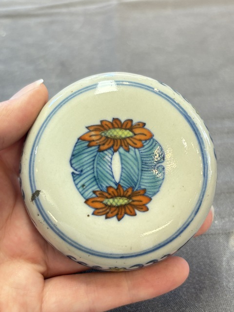 古玩陶瓷斗彩花卉紋蓋罐真品鑒賞圖