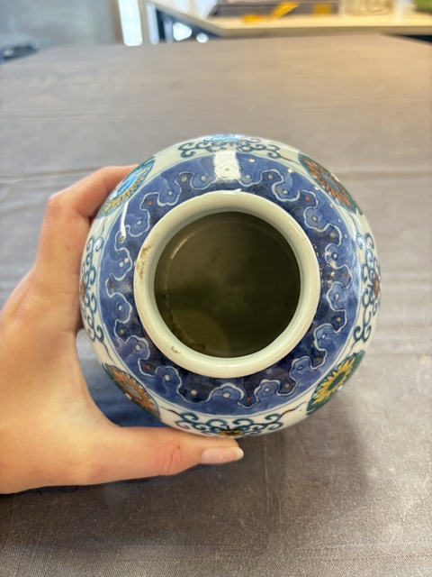 古玩陶瓷斗彩花卉紋蓋罐真品鑒賞圖