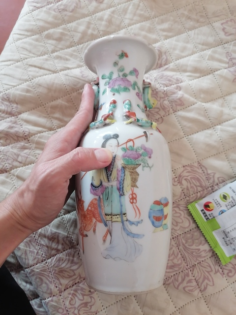 古玩陶瓷粉彩人物故事雙耳瓶真品鑒賞圖