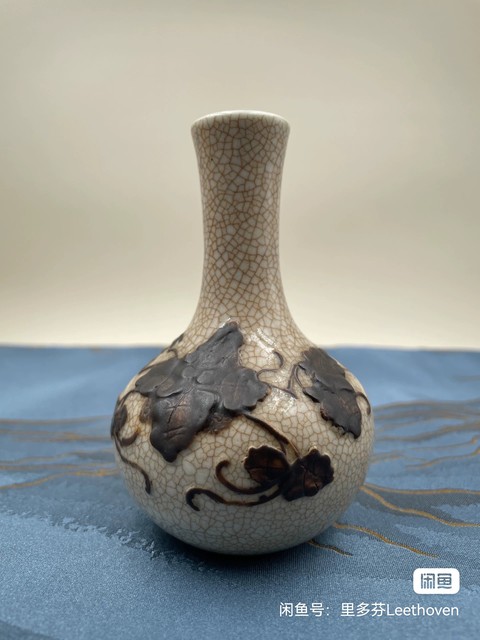 古玩陶瓷哥釉地鐵銹釉葡萄紋天球瓶真品鑒賞圖