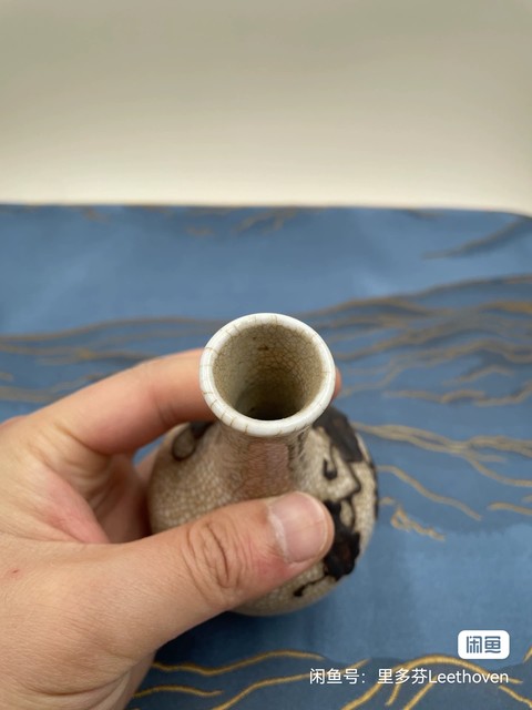 古玩陶瓷哥釉地鐵銹釉葡萄紋天球瓶真品鑒賞圖