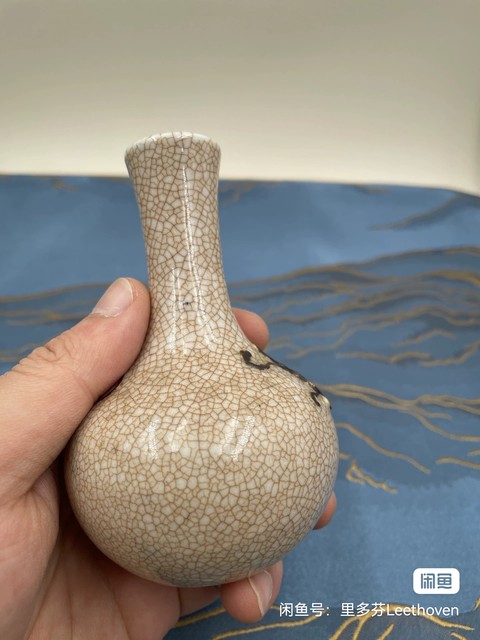 古玩陶瓷哥釉地鐵銹釉葡萄紋天球瓶真品鑒賞圖