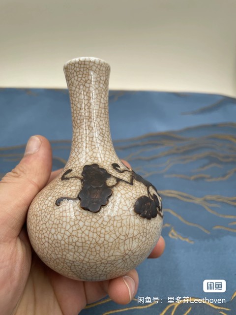 古玩陶瓷哥釉地鐵銹釉葡萄紋天球瓶真品鑒賞圖