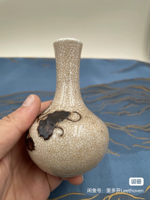 古玩陶瓷哥釉地鐵銹釉葡萄紋天球瓶真品鑒賞圖