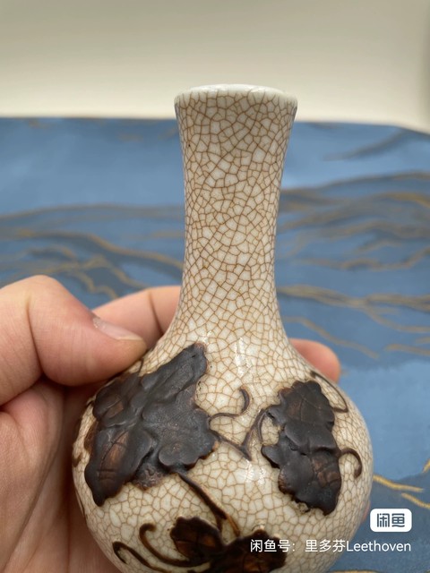 古玩陶瓷哥釉地鐵銹釉葡萄紋天球瓶真品鑒賞圖