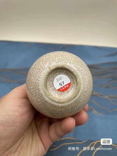 古玩陶瓷哥釉地鐵銹釉葡萄紋天球瓶真品鑒賞圖