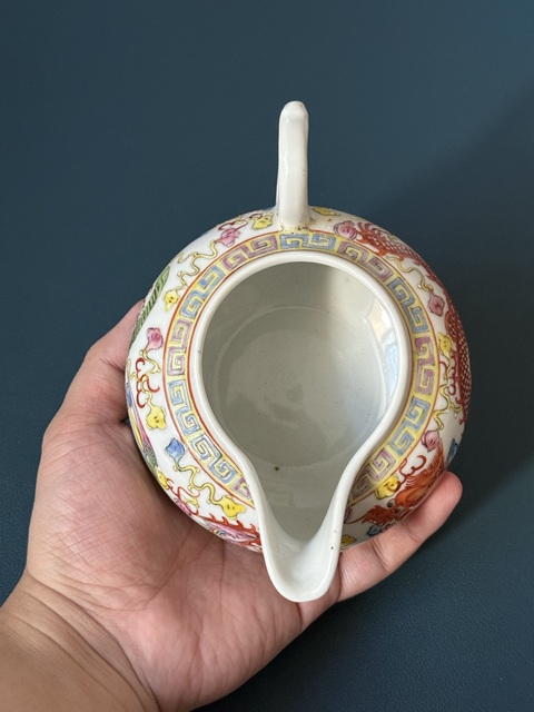 古玩陶瓷龍鳳紋粉彩奶壺真品鑒賞圖