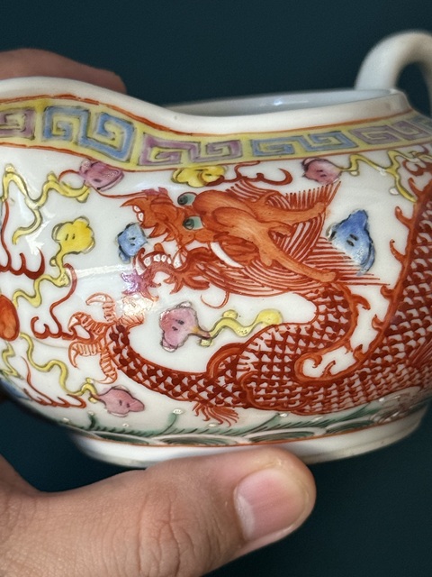 古玩陶瓷龍鳳紋粉彩奶壺真品鑒賞圖