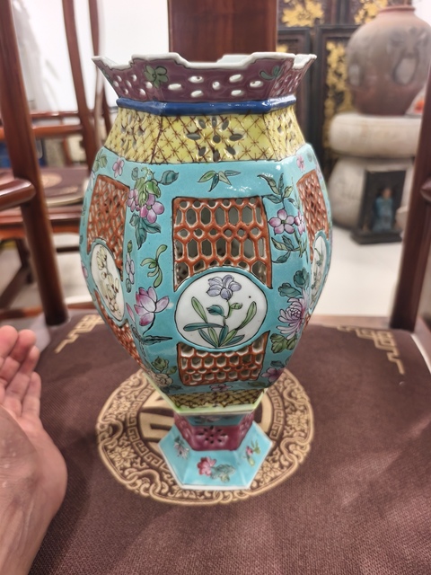 古玩陶瓷松石綠粉彩鏤空花卉紋宮燈真品鑒賞圖