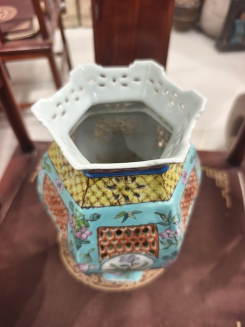 古玩陶瓷松石綠粉彩鏤空花卉紋宮燈真品鑒賞圖