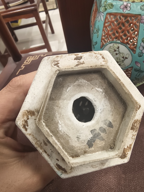 古玩陶瓷松石綠粉彩鏤空花卉紋宮燈真品鑒賞圖