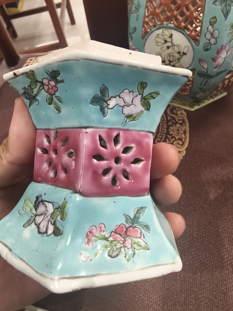 古玩陶瓷松石綠粉彩鏤空花卉紋宮燈真品鑒賞圖