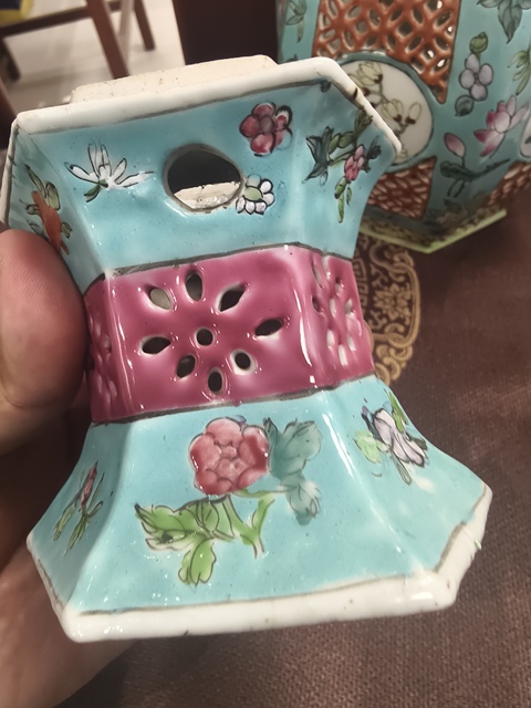 古玩陶瓷松石綠粉彩鏤空花卉紋宮燈真品鑒賞圖