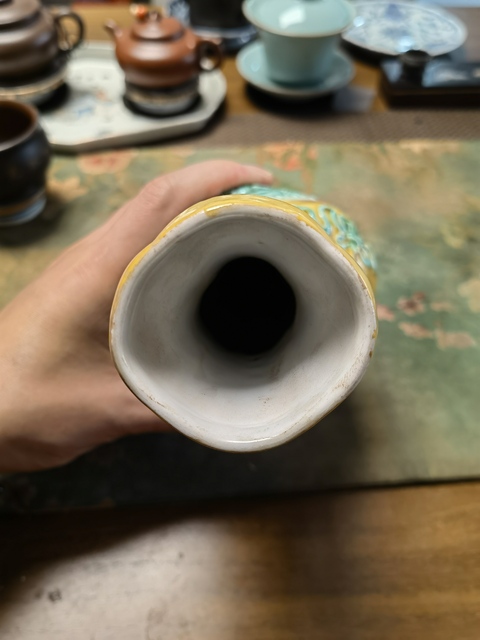 古玩陶瓷素三彩貼塑瓶真品鑒賞圖