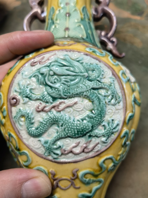 古玩陶瓷素三彩貼塑瓶真品鑒賞圖