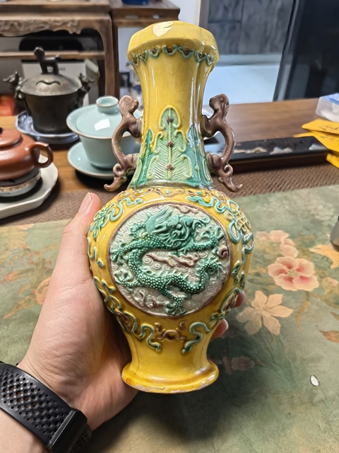 古玩陶瓷素三彩貼塑瓶真品鑒賞圖