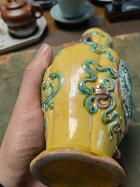 古玩陶瓷素三彩貼塑瓶真品鑒賞圖