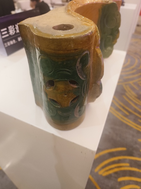 古玩陶瓷明三彩元寶枕真品鑒賞圖