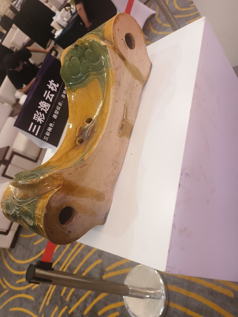 古玩陶瓷明三彩元寶枕真品鑒賞圖