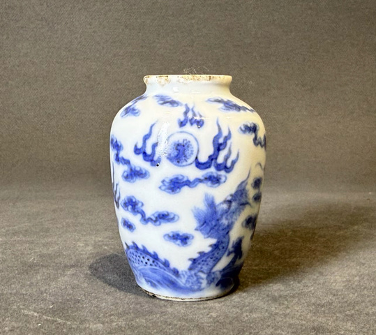 古玩陶瓷青花趕珠龍紋鼻煙壺真品鑒賞圖