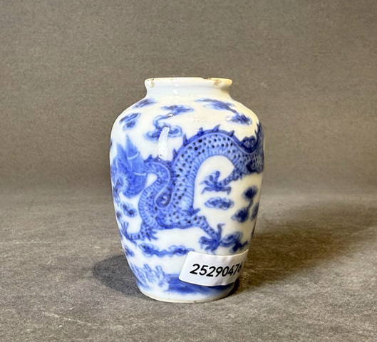 古玩陶瓷青花趕珠龍紋鼻煙壺真品鑒賞圖