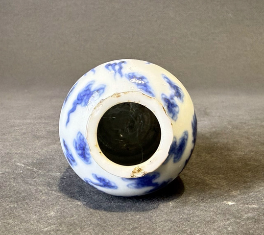 古玩陶瓷青花趕珠龍紋鼻煙壺真品鑒賞圖