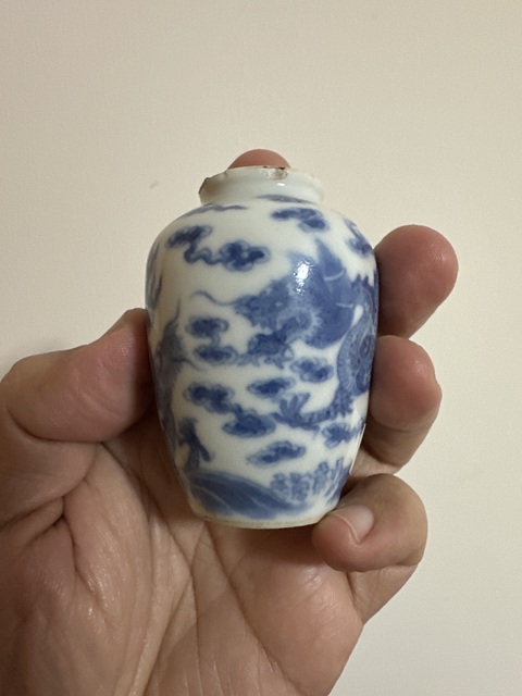 古玩陶瓷青花趕珠龍紋鼻煙壺真品鑒賞圖