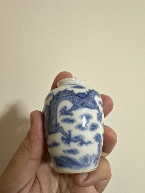 古玩陶瓷青花趕珠龍紋鼻煙壺真品鑒賞圖