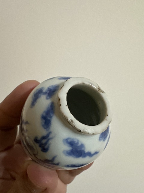 古玩陶瓷青花趕珠龍紋鼻煙壺真品鑒賞圖