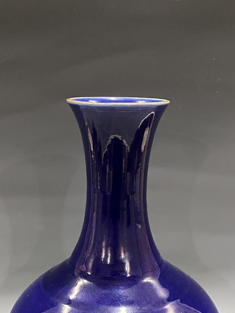 古玩陶瓷霽藍釉描金龍紋賞瓶真品鑒賞圖