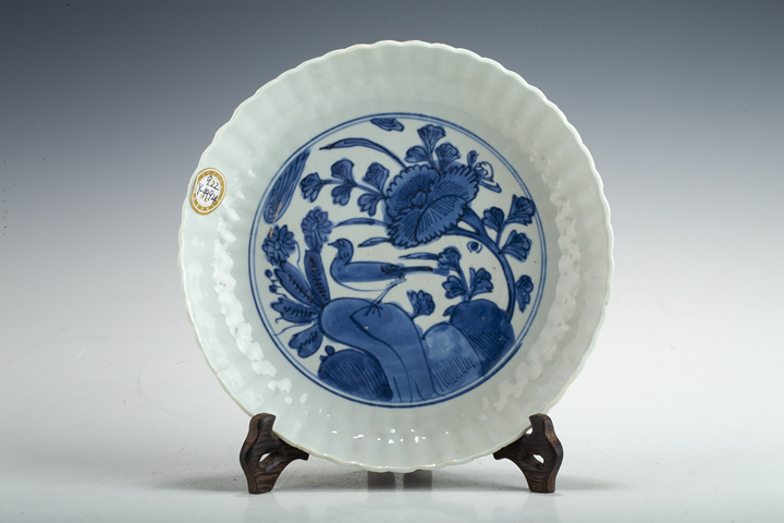 古玩陶瓷明萬歷·青花花鳥紋花口盤真品鑒賞圖