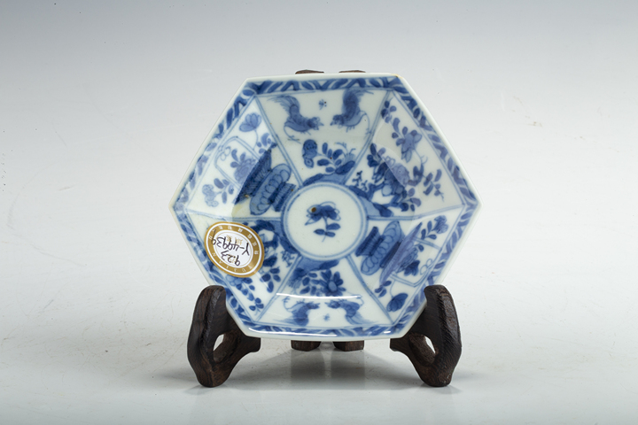 古玩陶瓷清康熙·青花開窗斗雞花卉紋六方碟真品鑒賞圖