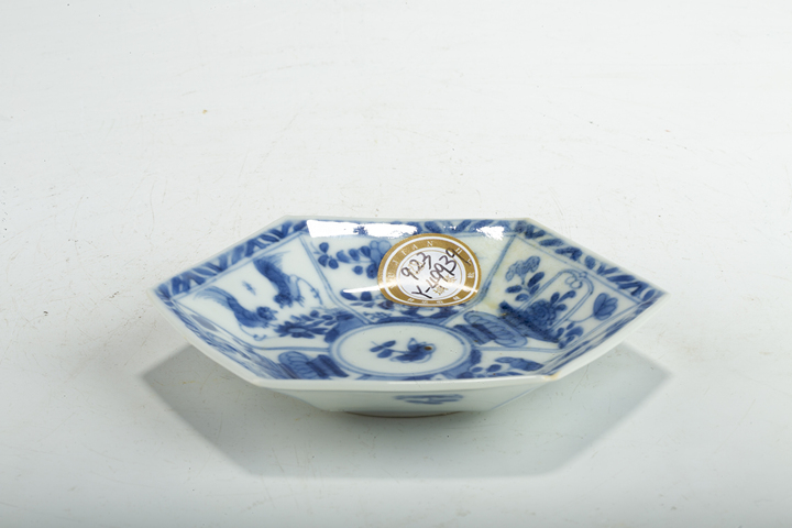 古玩陶瓷清康熙·青花開窗斗雞花卉紋六方碟真品鑒賞圖