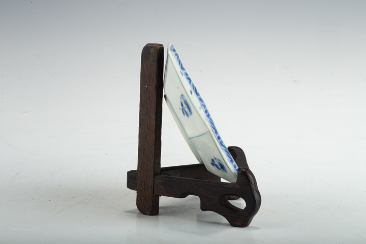 古玩陶瓷清康熙·青花開窗斗雞花卉紋六方碟真品鑒賞圖