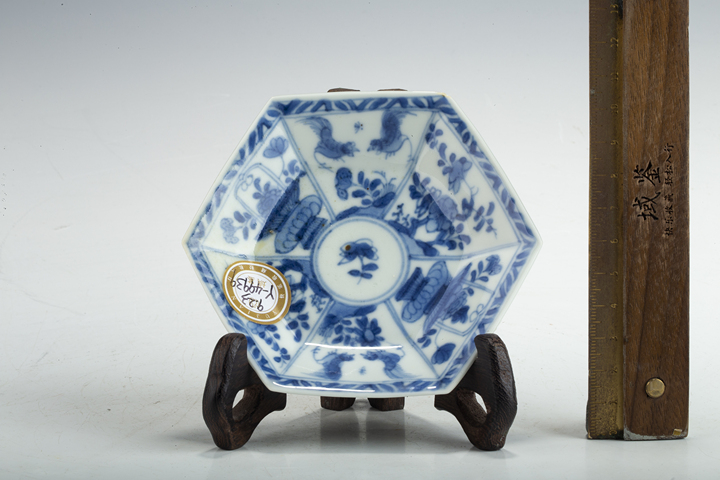 古玩陶瓷清康熙·青花開窗斗雞花卉紋六方碟真品鑒賞圖