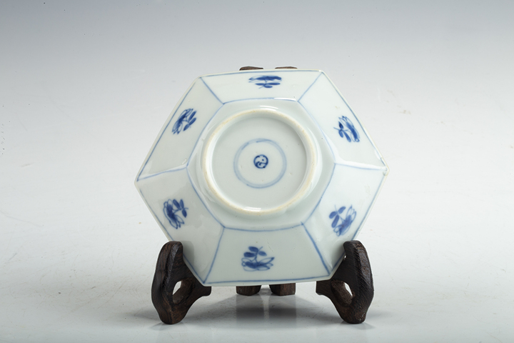 古玩陶瓷清康熙·青花開窗斗雞花卉紋六方碟真品鑒賞圖