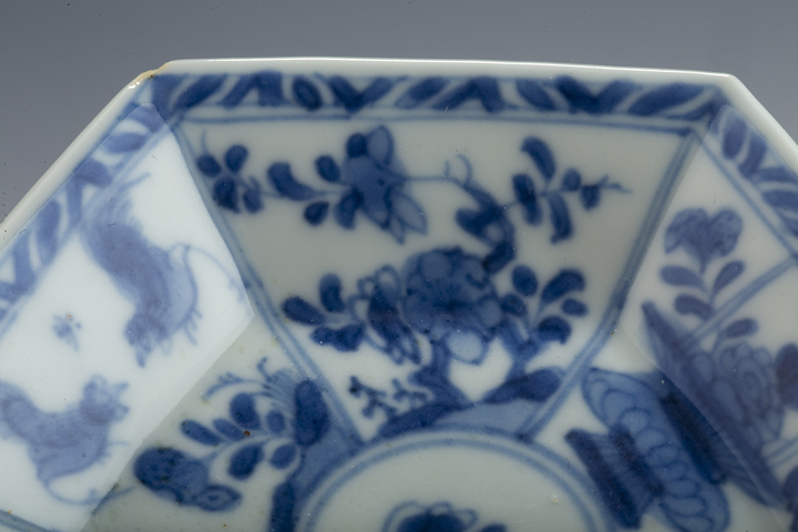 古玩陶瓷清康熙·青花開窗斗雞花卉紋六方碟真品鑒賞圖