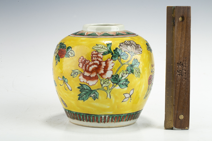 古玩陶瓷清晚·黃地五彩花卉紋罐真品鑒賞圖