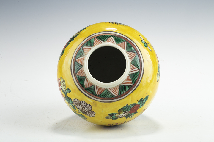 古玩陶瓷清晚·黃地五彩花卉紋罐真品鑒賞圖