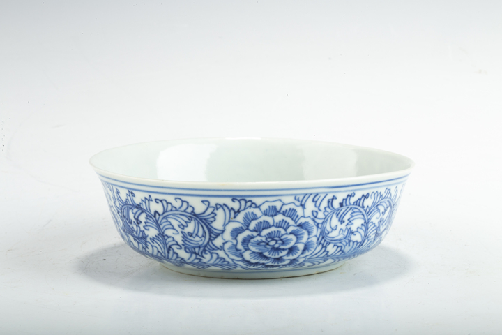 古玩陶瓷清晚·青花纏枝牡丹紋淺碗真品鑒賞圖
