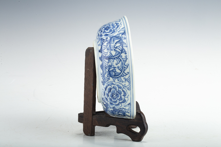 古玩陶瓷清晚·青花纏枝牡丹紋淺碗真品鑒賞圖